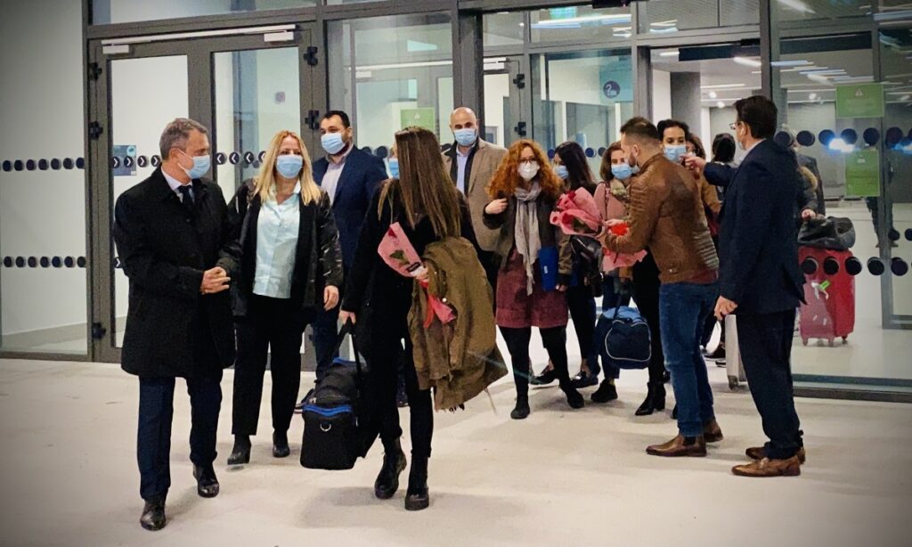 Έφτασαν στη Θεσσαλονίκη οι ηρωίδες νοσηλεύτριες της Κρήτης (βίντεο)