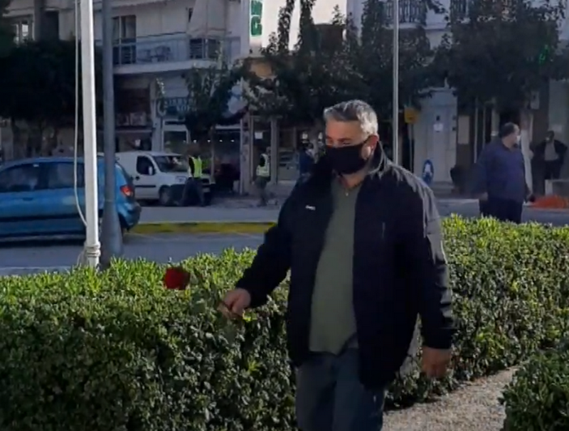 Κρήτη: «Το Πολυτεχνείο ζει» – Συμβολική κατάθεση λουλουδιών στο Μνημείο των Ηρώων (βίντεο)