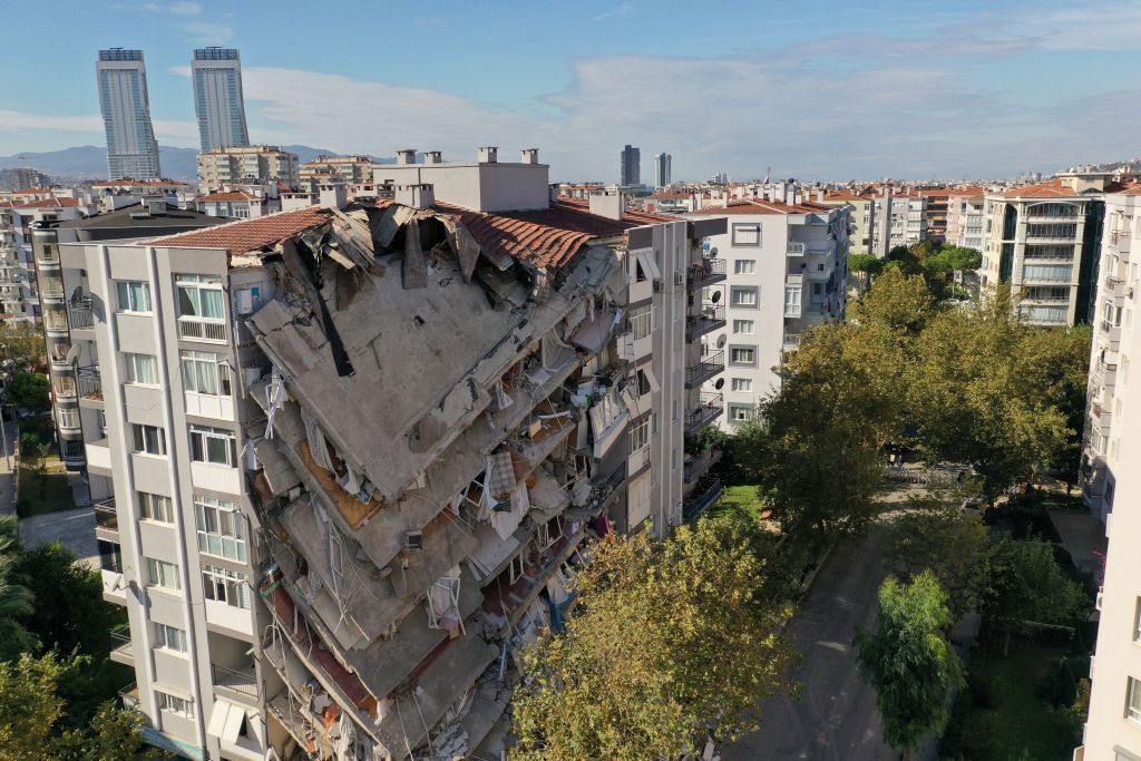 Σμύρνη: Θρήνος στα χαλάσματα με 62 νεκρούς – Μειώνονται οι ελπίδες για επιζώντες