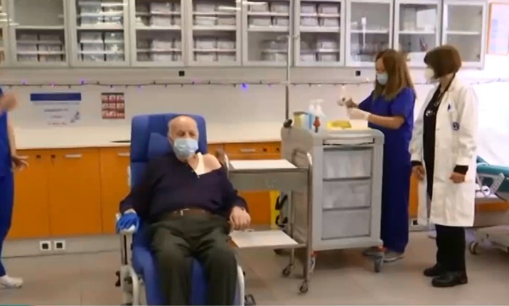 Εμβολιάστηκε και ο πρώτος ηλικιωμένος στη χώρα