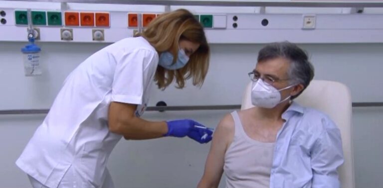 Κορωνοϊός: Εμβολιάστηκε και ο Σωτήρης Τσιόδρας – «Αυτό ήταν, τόσο γρήγορα»