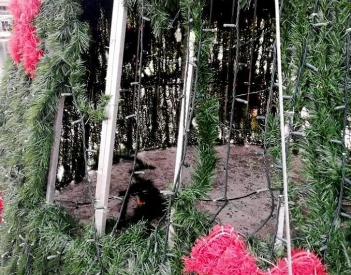 Κρήτη: Άγνωστοι κατέστρεψαν το Χριστουγεννιάτικο δέντρο (εικόνες)