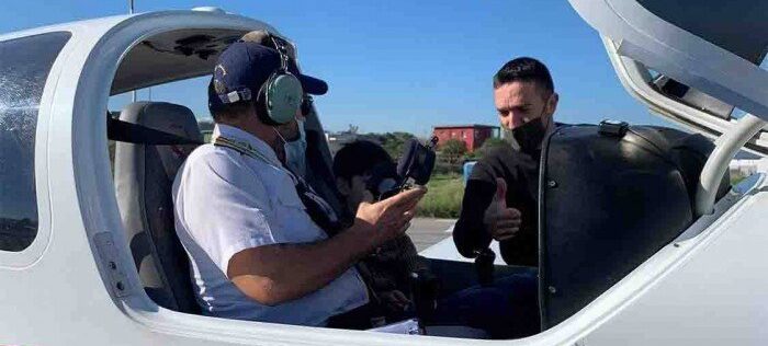 Ο Κρητικός πιλότος που στηρίζει την “Ηλιαχτίδα” & πέταξε με συγκυβερνήτες… τα παιδιά!