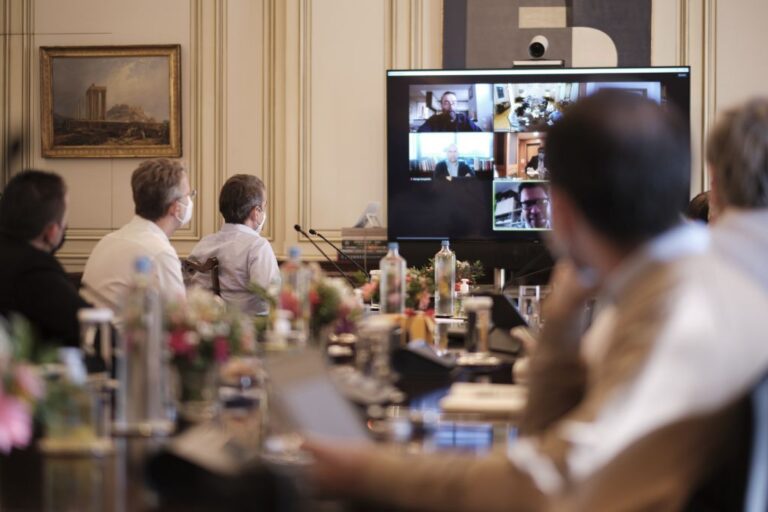 Εθνικό σχέδιο εμβολιασμού: Τι συζητήθηκε στο Μαξίμου – Πότε αναμένονται οι πρώτες παρτίδες