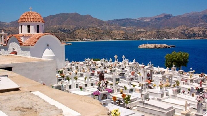 Έκαναν πάρτι σε νεκροταφείο με φωτορυθμικά και μουσική
