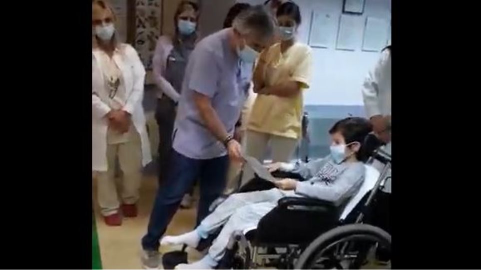 Χειροκροτήματα και δάκρυα χαράς: Ο 8χρονος Γιάννης βγαίνει από τη ΜΕΘ  (βίντεο)