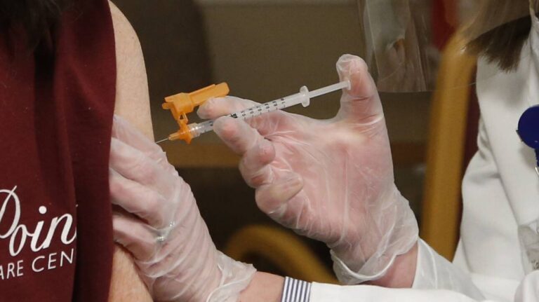 Κορωνοϊός: Θα εμβολιαστούν και όσοι έχουν νοσήσει