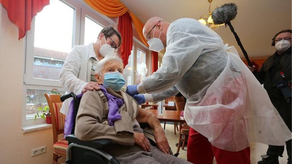 Γερμανία: Μια γυναίκα 101 ετών, ο πρώτος άνθρωπος που εμβολιάστηκε