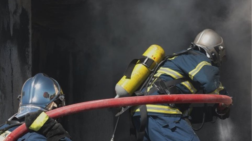 Μεγάλη κινητοποίηση της Πυροσβεστικής για πυρκαγιά σε βιοτεχνία