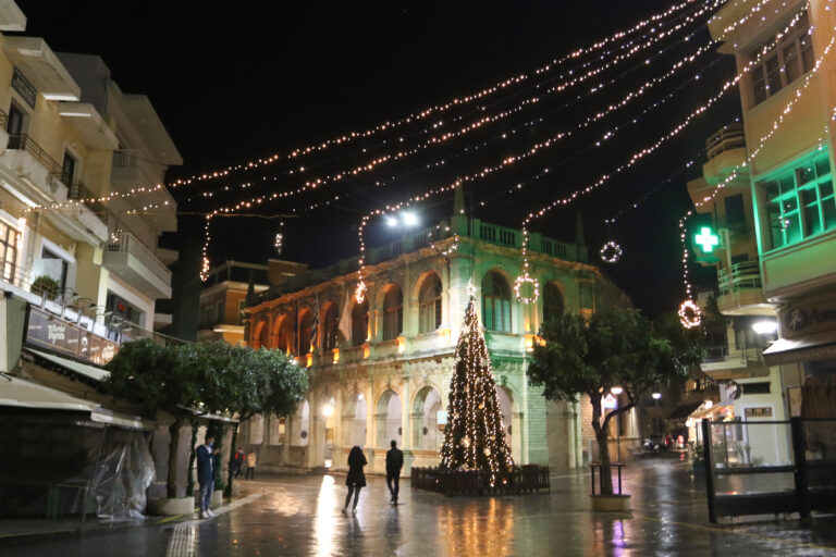 Το Ηράκλειο «φόρεσε» τα γιορτινά του παρά το lockdown (εικόνες)