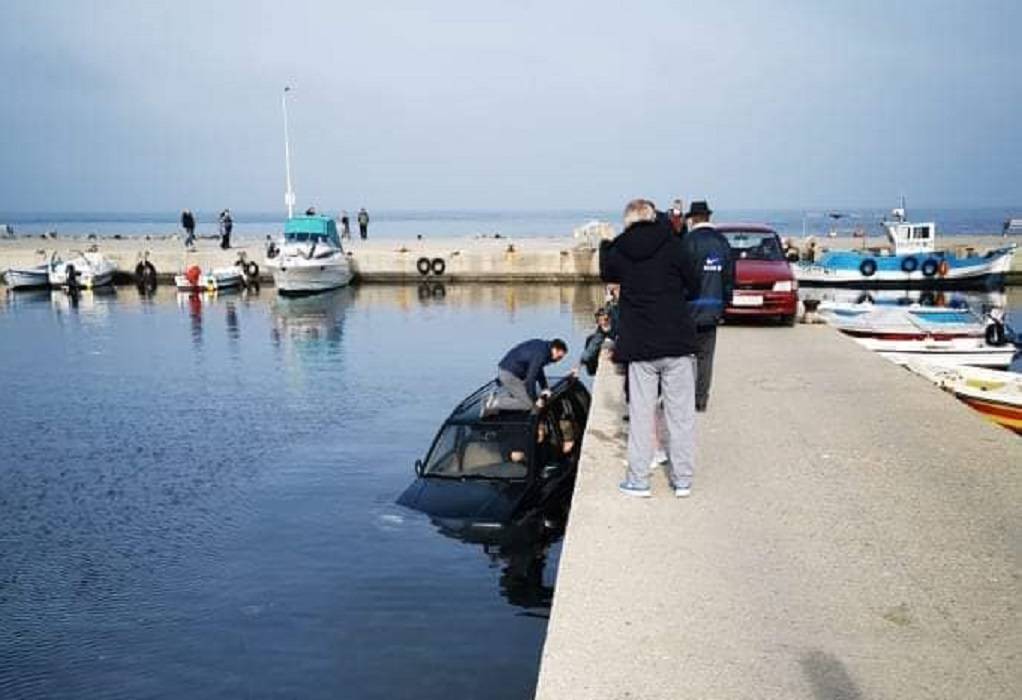 Οδηγός έπεσε με το αυτοκίνητο του στη θάλασσα