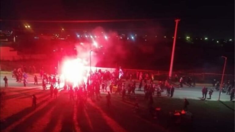 Έκρυθμη η κατάσταση στον Ασπρόπυργο: Νέες διαμαρτυρίες για το καθολικό λοκντάουν