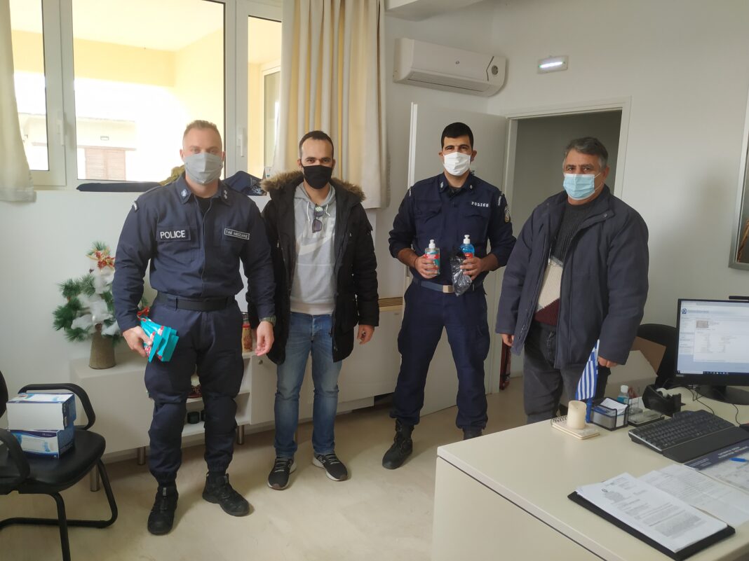 Μάσκες και αντισηπτικά στους αστυνομικούς της Μεσαράς