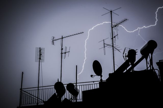 Έγινε η νύχτα … μέρα από τους κεραυνούς – Βροχές το μεσημέρι στην Κρήτη