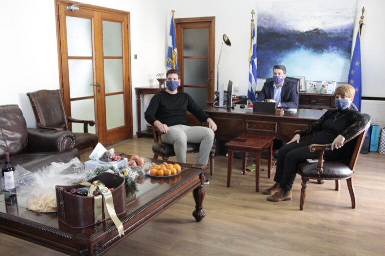 Διαδικτυακά τα Χριστουγεννιάτικα κάλαντα στον Δήμαρχο Χανίων