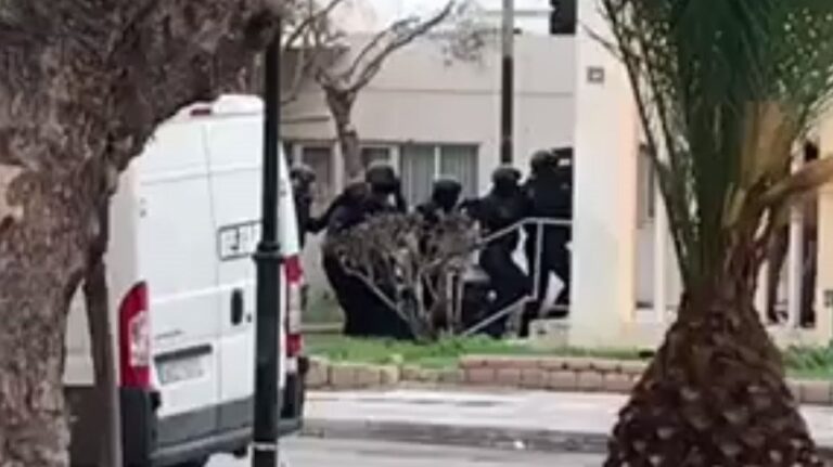 Έφοδος των ΕΚΑΜ στο σπίτι του ταμπουρωμένου Ρομά – Δείτε βίντεο