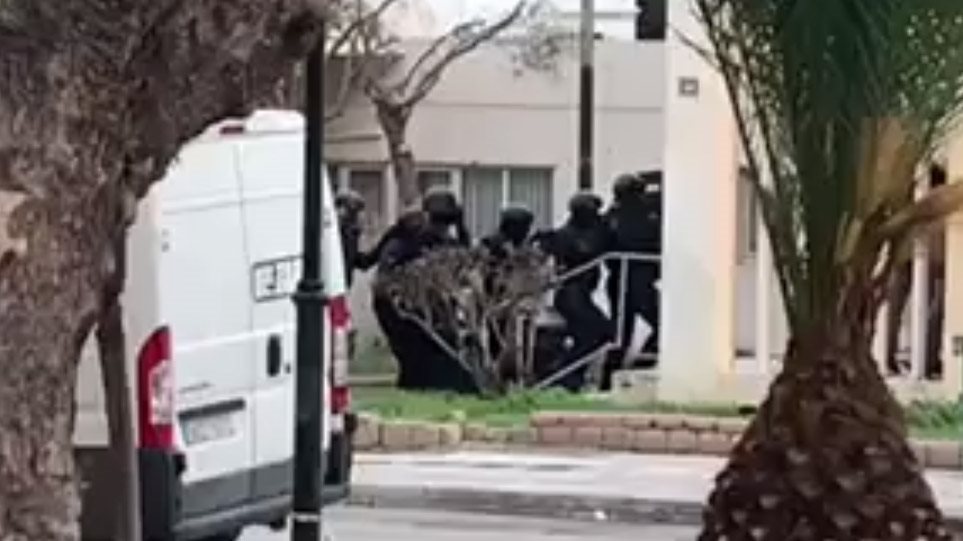 Έφοδος των ΕΚΑΜ στο σπίτι του ταμπουρωμένου Ρομά – Δείτε βίντεο