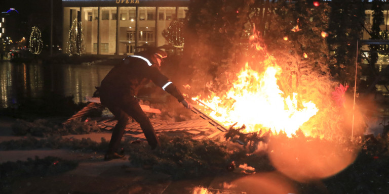 Αλβανία: Φλέγονται τα Τίρανα μετά τη δολοφονία 25χρονου από αστυνομικό – Τραγική φιγούρα ο πατέρας του νεαρού