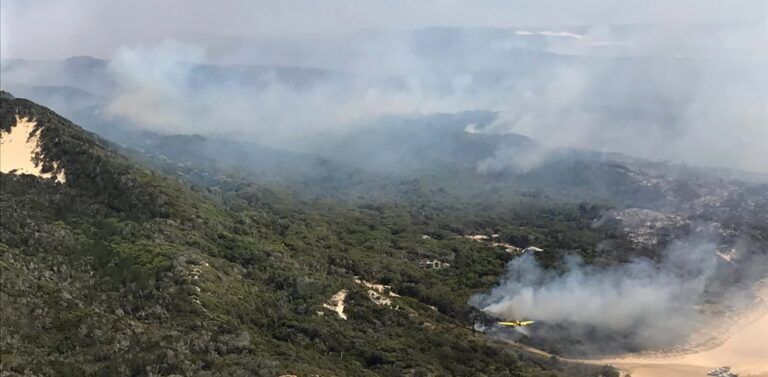 Αυστραλία: Φλέγεται η Νήσος Φρέιζερ, μνημείο Παγκόσμιας Κληρονομιάς της Unesco