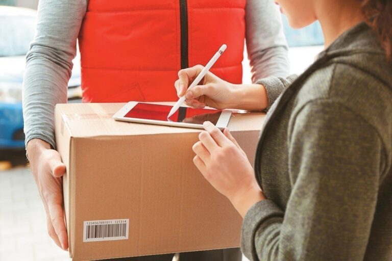 Lockdown: Πότε και πώς δικαιούνται οι καταναλωτές αποζημίωση από εταιρείες κούριερ
