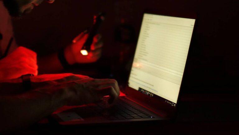 Η αντιπολίτευση ζητάει απαγόρευση ιστοσελίδων εκδικητικής πορνογραφίας