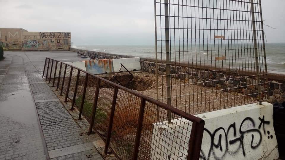 Ηράκλειο: Κίνδυνος από τη διάβρωση του παραλιακού μετώπου – Η θάλασσα «άνοιξε» τρύπα στα τείχη