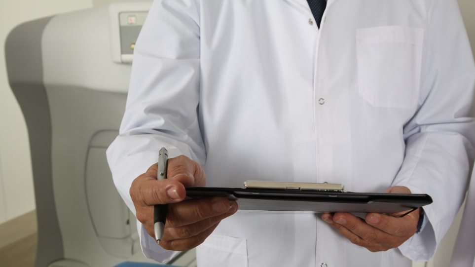 Κρήτη: Ξεσκονίζουν τα laptop και τα USB του «μαϊμού» γιατρού