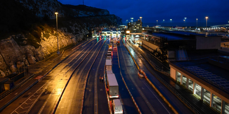 Βρετανία: Κοντά στο Ντόβερ, αποκλεισμένοι οδηγοί κάνουν Χριστούγεννα μέσα στα φορτηγά τους