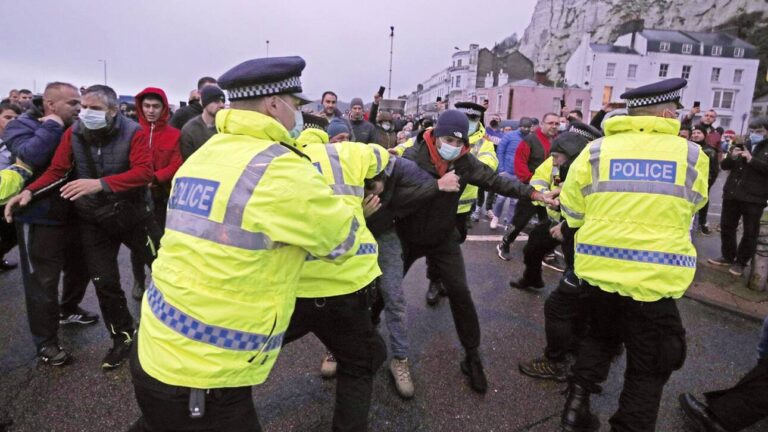 Οργή στα κλειστά σύνορα Βρετανίας – Γαλλίας: Αποκλεισμένοι οδηγοί απαιτούν να επιστρέψουν σπίτι τους