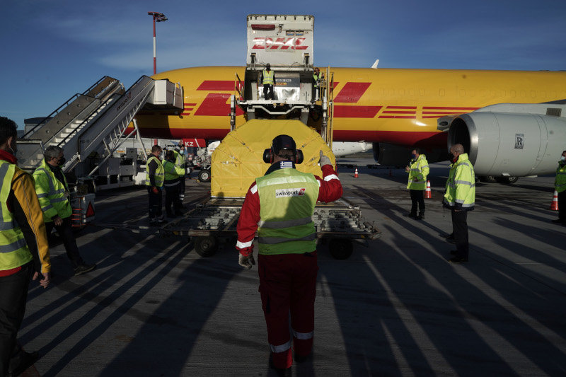 Κορωνοϊός: Έφτασε η πρώτη μεγάλη παρτίδα 83.850 δόσεων του εμβολίου της Pfizer (εικόνες)
