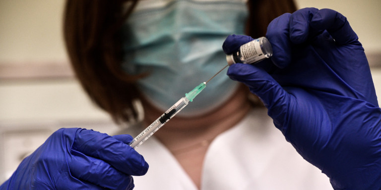 Εμβόλιο για τον κορωνοϊό: «Μην παραβιάζετε τις δόσεις», προειδοποιούν οι φαρμακοβιομηχανίες