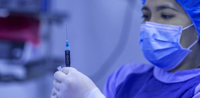 Επικεφαλής AstraZeneca: Αποτελεσματικό το εμβόλιό μας και στη νέα μετάλλαξη
