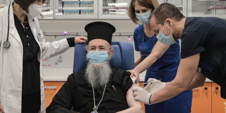 Μητροπολίτης Ιερόθεος με πολύ χιούμορ: Εμβολιάστηκα στον «Ευαγγελισμό» από νοσηλευτή που λεγόταν κ. Θεούλης