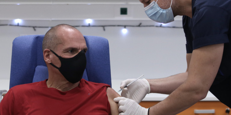 Εμβολιάστηκε ο Γιάνης Βαρουφάκης -«Είναι ορθή επιλογή ατομικά το εμβόλιο»