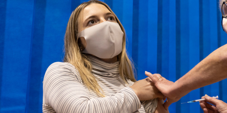 Συνεχίζει τον εμβολιασμό για τον κορωνοϊό η Βρετανία -Οι δυσκολίες του σχεδίου, πώς θα είναι η ζωή μετά