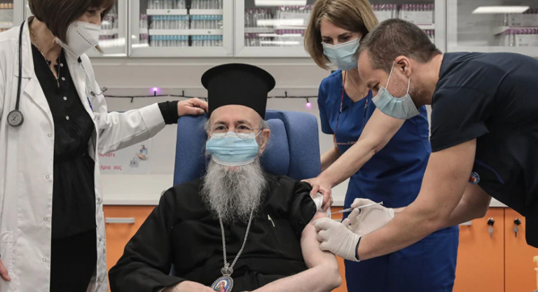 Στον «Ευαγγελισμό» εμβολιάστηκε και ο Μητροπολίτης Ναυπάκτου Ιερόθεος