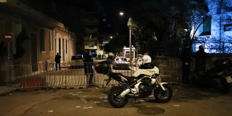 Συμπλοκή στον Κολωνό: 5 αστυνομικοί τραυματίες μετά τη χθεσινή επίθεση με μαχαίρια και καδρόνια -Συνελήφθη μια γυναίκα