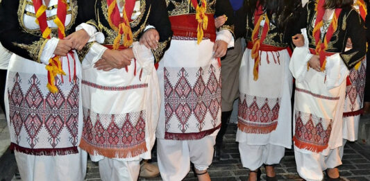 Ο οίκος Dior «υποκλίνεται» στις κρητικές παραδοσιακές φορεσιές