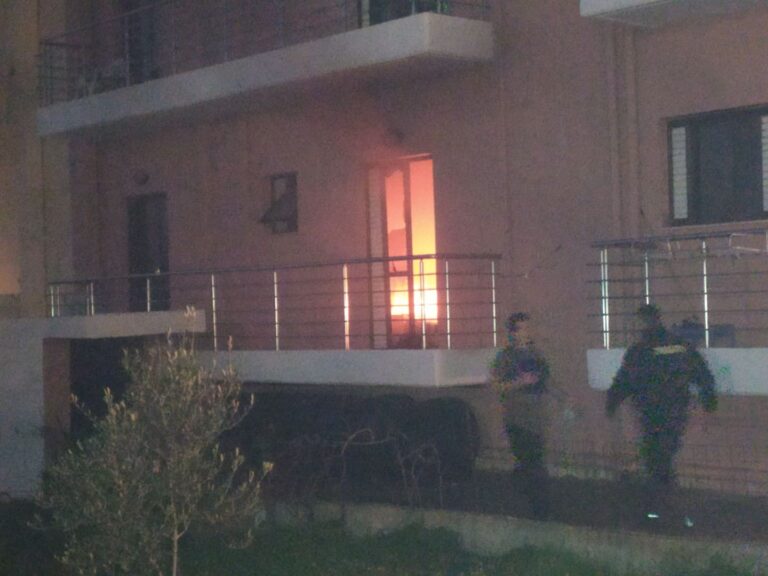 Κρήτη: Άνδρας έβαλε φωτιά σε διαμέρισμα – Απεγκλωβίστηκαν δύο γυναίκες και ένας σκύλος