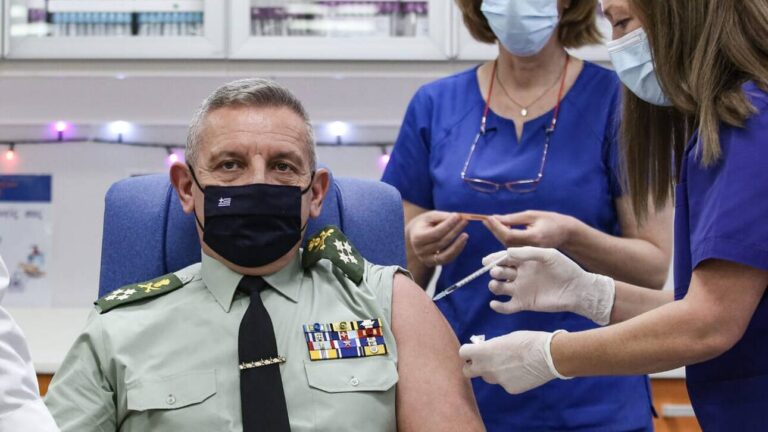 Κορωνοϊός: Εμβολιάσθηκε ο Αρχηγός ΓΕΕΘΑ Κωνσταντίνος Φλώρος