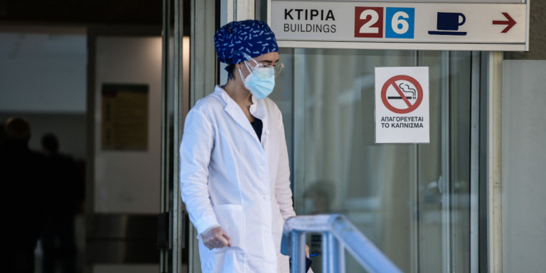 Χριστούγεννα στα νοσοκομεία: Με στολές, ποδονάρια και τάμπλετ για τις ευχές -Πνευμονολόγος του Σωτηρία περιγράφει