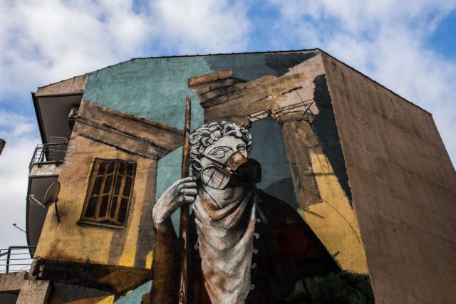 Εντυπωσιακό γκράφιτι με θέμα τον κορωνοϊό- Ένας σύγχρονος αρχαίος Έλληνας «πολεμά» φορώντας μάσκα