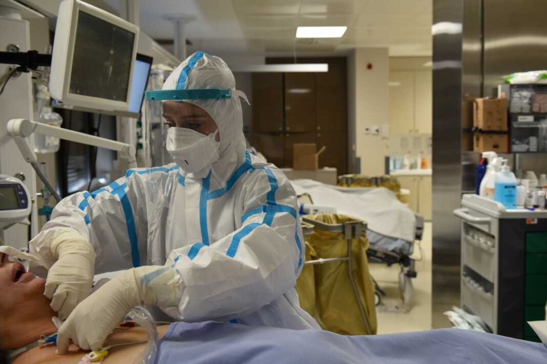 Κικίλιας: Όσο η πίεση στο ΕΣΥ παραμένει αφόρητη δεν τίθεται θέμα ημερομηνίας για να ανοίξει η αγορά