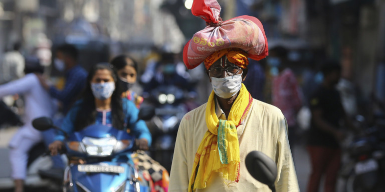 Ινδία: 35.551 κρούσματα κορωνοϊού και 526 θάνατοι σε 24 ώρες