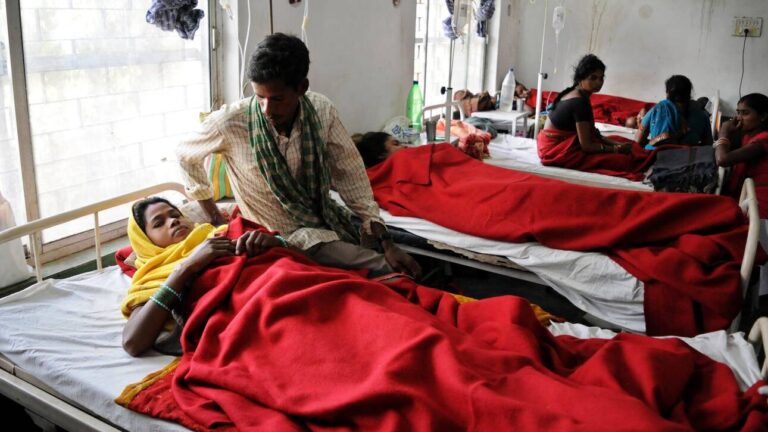 Ινδία: Εκατοντάδες στο νοσοκομείο εξαιτίας «μυστηριώδους» ασθένειας