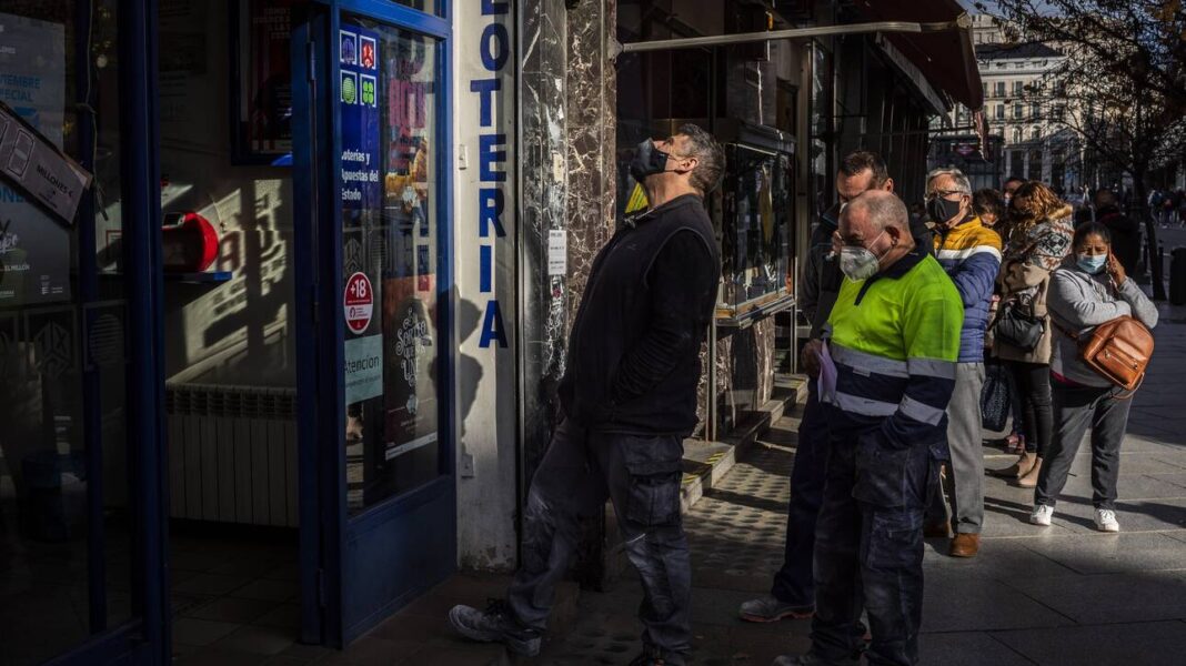 Ισπανία: Ουρές εν μέσω πανδημίας για ένα δελτίο της χριστουγεννιάτικης λοταρίας