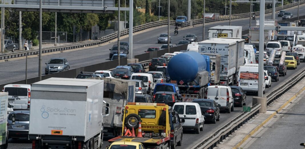 Σοβαρό τροχαίο με δύο τραυματίες – Ι.Χ. έριξε στο αντίθετο ρεύμα κολώνα της ΔΕΗ