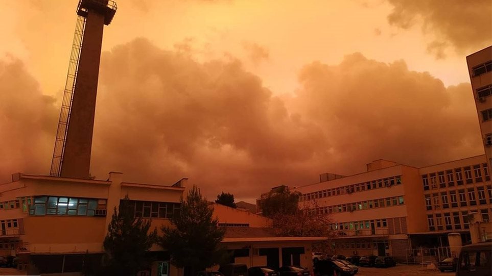 Viral ο κόκκινος πρωινός ουρανός της Αθήνας – Δείτε φωτογραφίες
