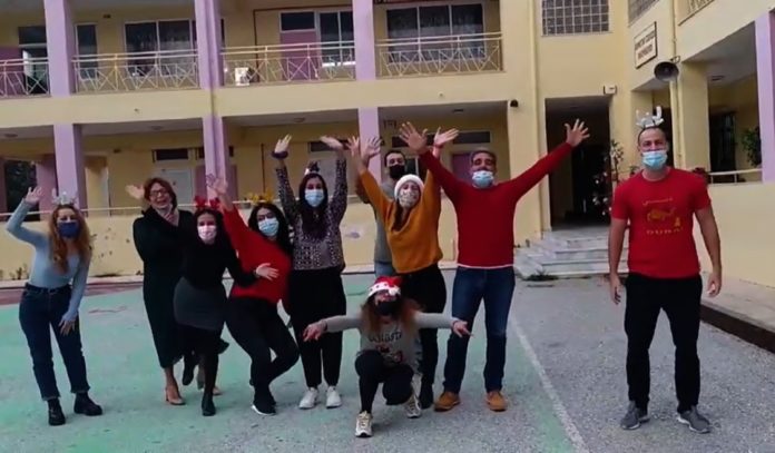 Κρήτη: Δάσκαλοι στέλνουν ευχές από τις άδειες αίθουσες … στους μαθητές τους! (βίντεο)