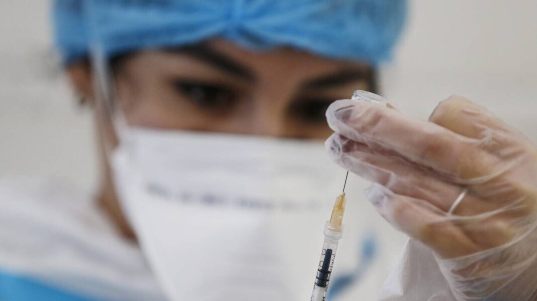 Κορωνοϊός: Ισπανία και Τσεχία αναστέλλουν τους εμβολιασμούς